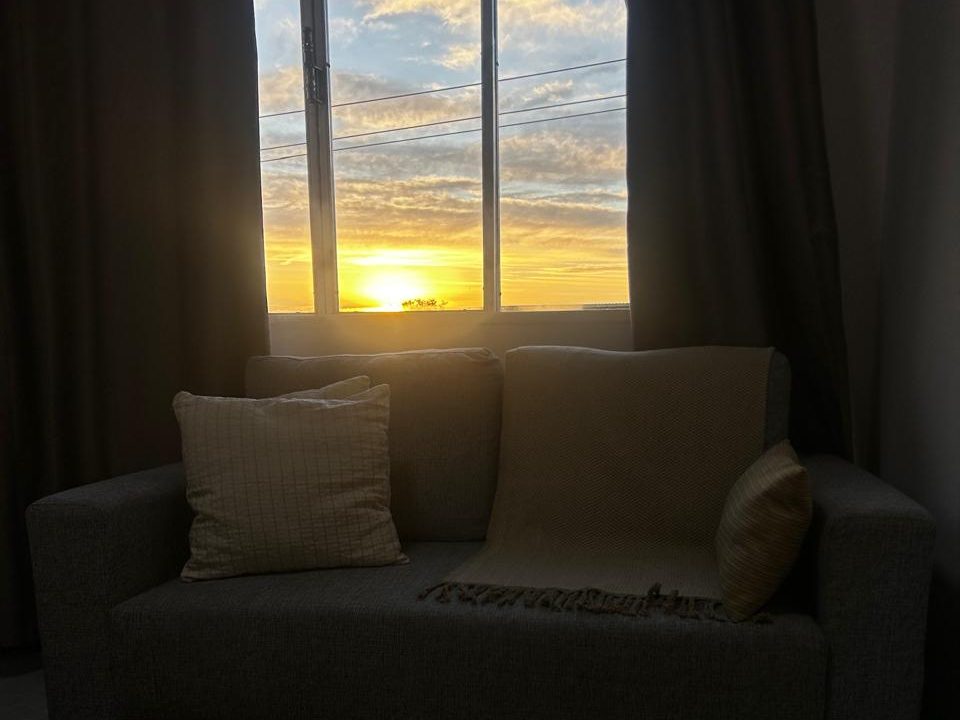 Pôr do sol visto da janela do consultório