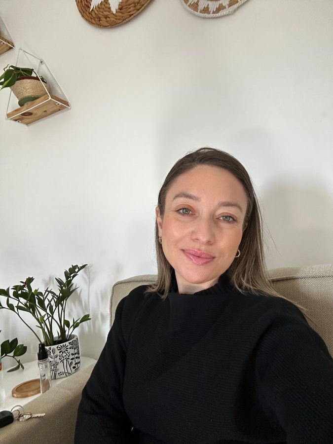 Paola Farias sentada na poltrona do consultório